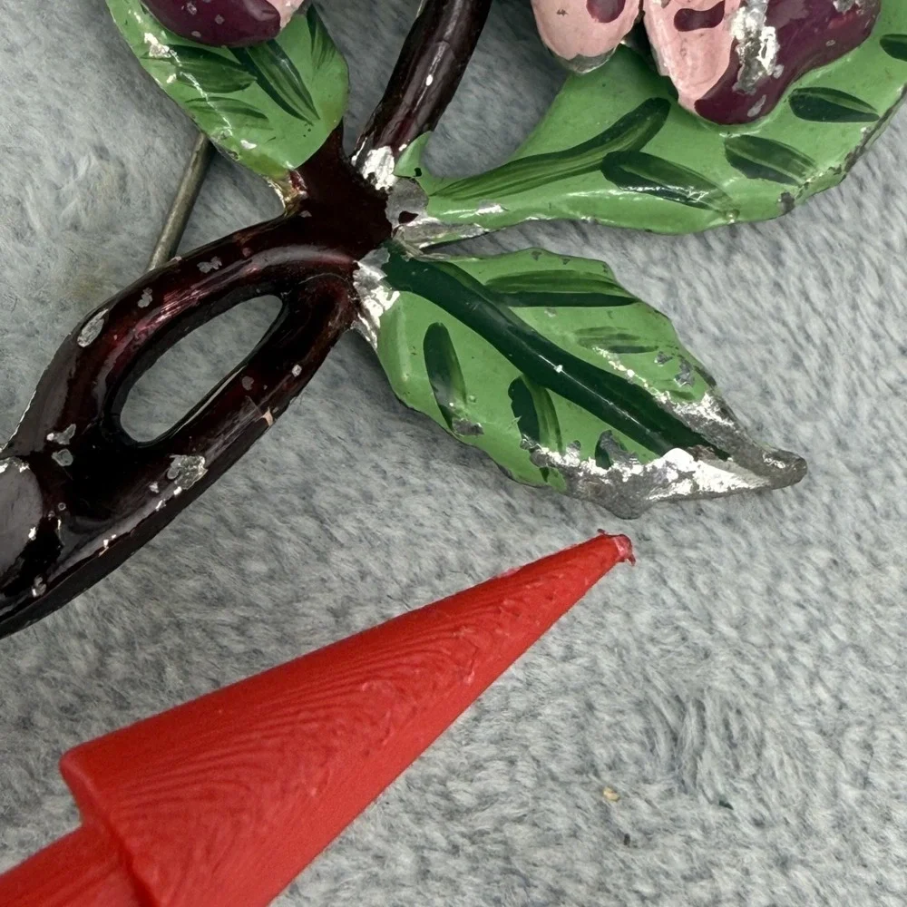 Vintage Pot Metal Brooch Pink Silver Tone Enamel Flower‎